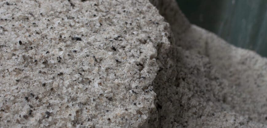 Clumping de icing salt solutions